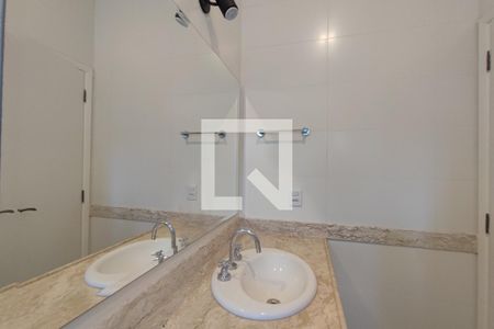 Casa de condomínio à venda com 360m², 5 quartos e 2 vagas Casa de condomínio à venda com 360m², 5 quartos e 2 vagasBanheiro Suíte 2