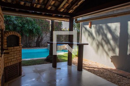 Casa de condomínio à venda com 293m², 3 quartos e 4 vagas Casa de condomínio à venda com 293m², 3 quartos e 4 vagasÁREA EXTERNA FUNDOS