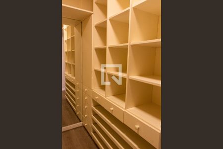 Casa de condomínio à venda com 293m², 3 quartos e 4 vagas Casa de condomínio à venda com 293m², 3 quartos e 4 vagasCLOSET