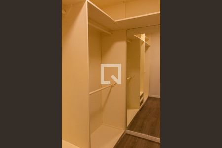 Casa de condomínio à venda com 293m², 3 quartos e 4 vagas Casa de condomínio à venda com 293m², 3 quartos e 4 vagasCLOSET