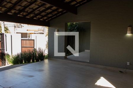 Casa de condomínio à venda com 293m², 3 quartos e 4 vagas Casa de condomínio à venda com 293m², 3 quartos e 4 vagasÁREA EXTERNA FRENTE