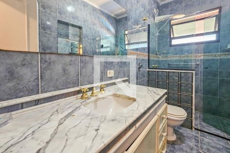 Casa de condomínio para alugar com 400m², 3 quartos e 6 vagas Casa de condomínio para alugar com 400m², 3 quartos e 6 vagasBanheiro da Suíte 2