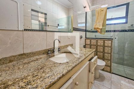 Casa de condomínio para alugar com 400m², 3 quartos e 6 vagas Casa de condomínio para alugar com 400m², 3 quartos e 6 vagasBanheiro da Suíte 1