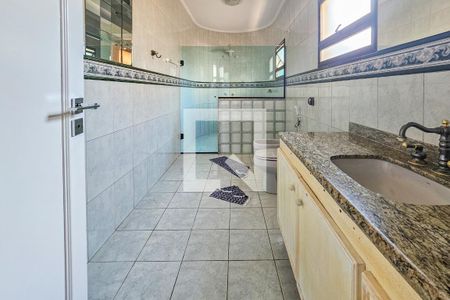 Casa de condomínio para alugar com 400m², 3 quartos e 6 vagas Casa de condomínio para alugar com 400m², 3 quartos e 6 vagasBanheiro da Suíte 3