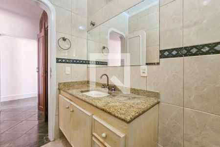 Casa de condomínio para alugar com 400m², 3 quartos e 6 vagas Casa de condomínio para alugar com 400m², 3 quartos e 6 vagasBanheiro da Suíte 1