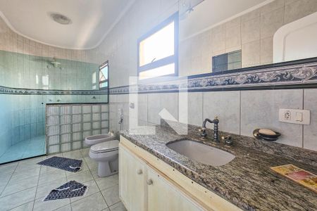 Casa de condomínio para alugar com 400m², 3 quartos e 6 vagas Casa de condomínio para alugar com 400m², 3 quartos e 6 vagasBanheiro da Suíte 3