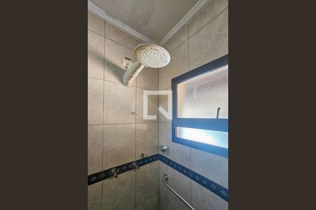 Casa de condomínio para alugar com 400m², 3 quartos e 6 vagas Casa de condomínio para alugar com 400m², 3 quartos e 6 vagasBanheiro da Suíte 1