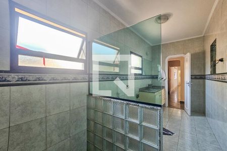 Casa de condomínio para alugar com 400m², 3 quartos e 6 vagas Casa de condomínio para alugar com 400m², 3 quartos e 6 vagasBanheiro da Suíte 3