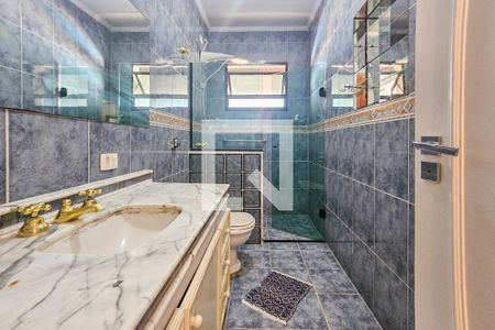 Casa de condomínio para alugar com 400m², 3 quartos e 6 vagas Casa de condomínio para alugar com 400m², 3 quartos e 6 vagasBanheiro da Suíte 2