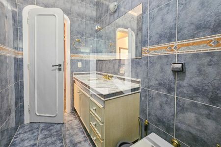 Casa de condomínio para alugar com 400m², 3 quartos e 6 vagas Casa de condomínio para alugar com 400m², 3 quartos e 6 vagasBanheiro da Suíte 2