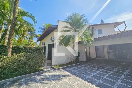 Casa de condomínio para alugar com 400m², 3 quartos e 6 vagas Casa de condomínio para alugar com 400m², 3 quartos e 6 vagasFachada