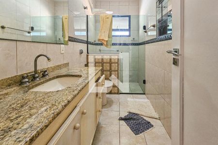 Casa de condomínio para alugar com 400m², 3 quartos e 6 vagas Casa de condomínio para alugar com 400m², 3 quartos e 6 vagasBanheiro da Suíte 1