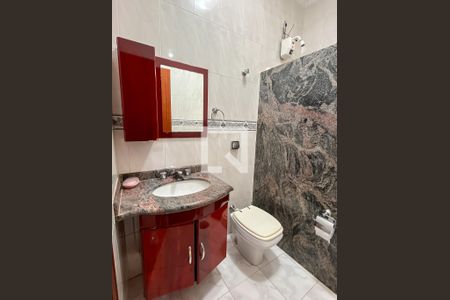 Casa para alugar com 240m², 2 quartos e 2 vagasBanheiro Corredor