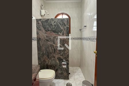 Casa para alugar com 240m², 2 quartos e 2 vagasBanheiro Corredor