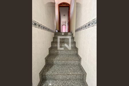 Casa para alugar com 240m², 2 quartos e 2 vagasEscadas