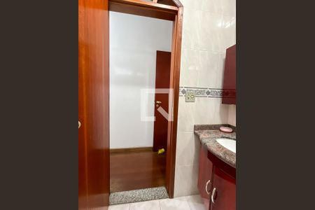 Casa para alugar com 240m², 2 quartos e 2 vagasBanheiro Corredor