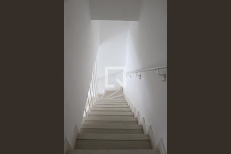 Casa à venda com 164m², 4 quartos e 4 vagasEscada de acesso ao térreo