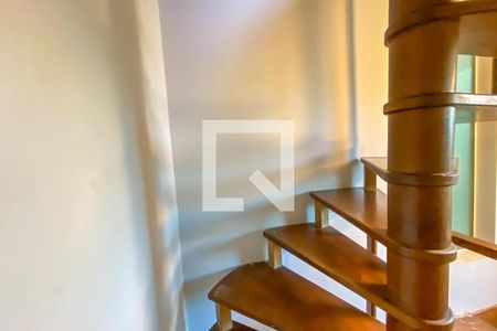 Casa à venda com 231m², 4 quartos e 3 vagasEscada