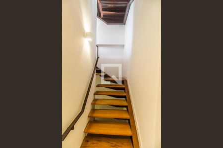 Casa de condomínio à venda com 815m², 4 quartos e 6 vagasEscada