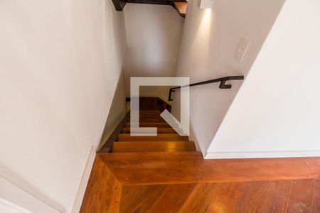 Casa de condomínio à venda com 815m², 4 quartos e 6 vagasEscada