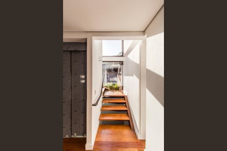 Casa de condomínio à venda com 815m², 4 quartos e 6 vagasEscada