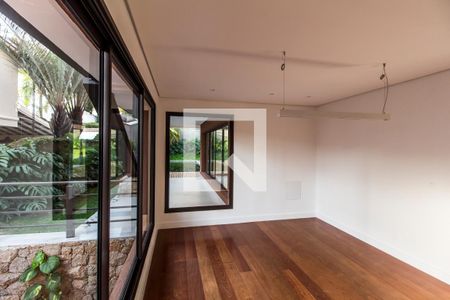 Casa de condomínio à venda com 815m², 4 quartos e 6 vagasEscritório