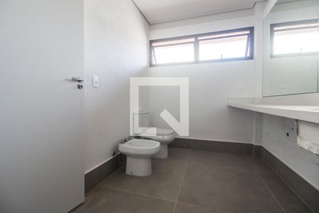 Casa de condomínio à venda com 815m², 4 quartos e 6 vagasBanheiro da Suíte 1