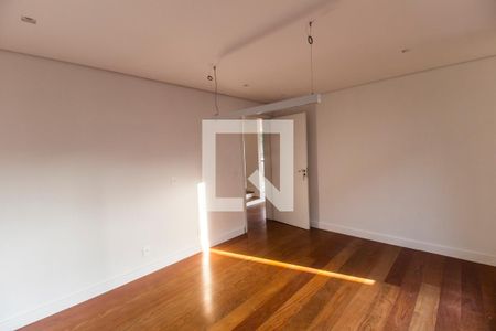 Casa de condomínio à venda com 815m², 4 quartos e 6 vagasEscritório