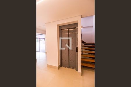 Casa de condomínio à venda com 815m², 4 quartos e 6 vagasElevador