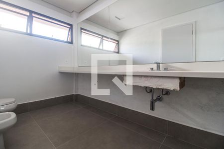 Casa de condomínio à venda com 815m², 4 quartos e 6 vagasBanheiro da Suíte 1