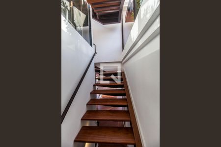 Casa de condomínio à venda com 815m², 4 quartos e 6 vagasEscada