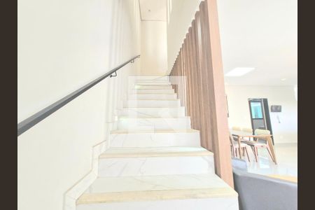 Casa à venda com 320m², 5 quartos e 7 vagas Casa à venda com 320m², 5 quartos e 7 vagasEscada