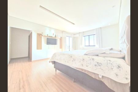 Casa à venda com 320m², 5 quartos e 7 vagas Casa à venda com 320m², 5 quartos e 7 vagasSuíte