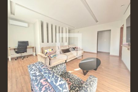 Casa à venda com 320m², 5 quartos e 7 vagas Casa à venda com 320m², 5 quartos e 7 vagasSala de TV