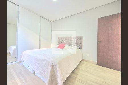 Casa à venda com 320m², 5 quartos e 7 vagas Casa à venda com 320m², 5 quartos e 7 vagasQuarto 2