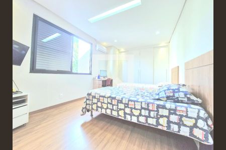 Casa à venda com 320m², 5 quartos e 7 vagas Casa à venda com 320m², 5 quartos e 7 vagasQuarto 5