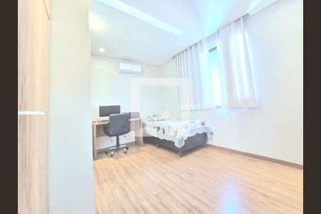 Casa à venda com 320m², 5 quartos e 7 vagas Casa à venda com 320m², 5 quartos e 7 vagasQuarto 4