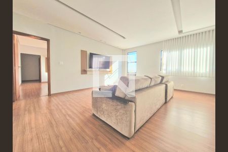 Casa à venda com 320m², 5 quartos e 7 vagas Casa à venda com 320m², 5 quartos e 7 vagasSala de TV