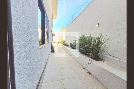 Casa à venda com 320m², 5 quartos e 7 vagas Casa à venda com 320m², 5 quartos e 7 vagasCorredor lateral