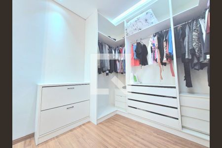 Casa à venda com 320m², 5 quartos e 7 vagas Casa à venda com 320m², 5 quartos e 7 vagasClosed suíte