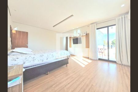 Casa à venda com 320m², 5 quartos e 7 vagas Casa à venda com 320m², 5 quartos e 7 vagasSuíte