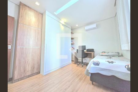 Casa à venda com 320m², 5 quartos e 7 vagas Casa à venda com 320m², 5 quartos e 7 vagasQuarto 4