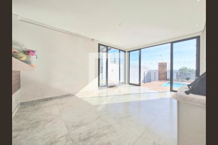 Casa à venda com 320m², 5 quartos e 7 vagas Casa à venda com 320m², 5 quartos e 7 vagasÁrea comum - Churrasqueira