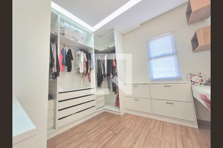 Casa à venda com 320m², 5 quartos e 7 vagas Casa à venda com 320m², 5 quartos e 7 vagasClosed suite