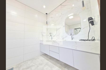 Casa à venda com 320m², 5 quartos e 7 vagas Casa à venda com 320m², 5 quartos e 7 vagasBanheiro da Suíte