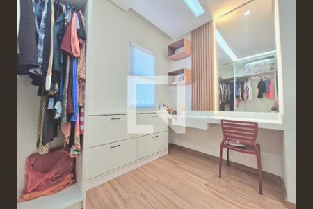 Casa à venda com 320m², 5 quartos e 7 vagas Casa à venda com 320m², 5 quartos e 7 vagasClosed suite