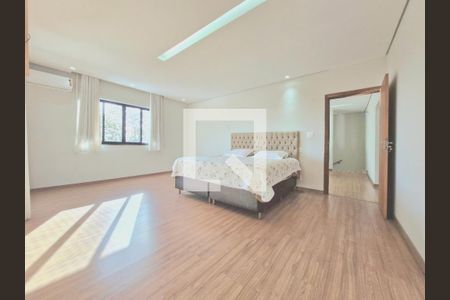 Casa à venda com 320m², 5 quartos e 7 vagas Casa à venda com 320m², 5 quartos e 7 vagasSuíte