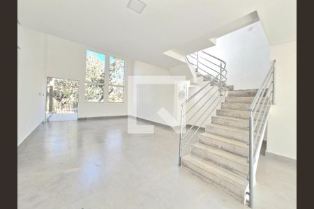 Casa à venda com 180m², 4 quartos e 2 vagasSala e escada