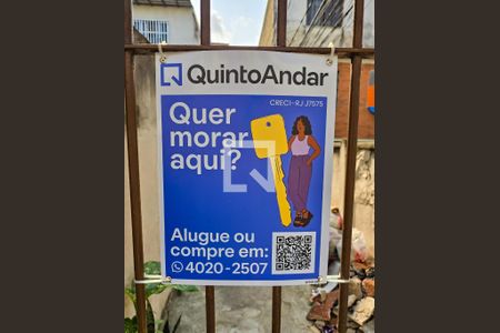 Casa de condomínio à venda com 180m², 2 quartos e sem vagaPlaca QuintoAndar instalada na fachada do condomínio