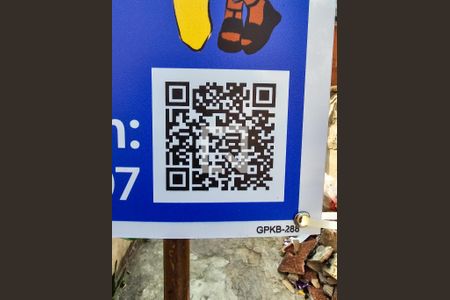 Casa de condomínio à venda com 180m², 2 quartos e sem vagaPlaca QuintoAndar instalada na fachada do condomínio